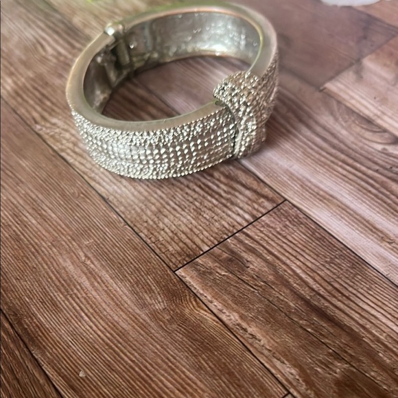 Chic Silver Textured Bracelet - Picture 10 of 10